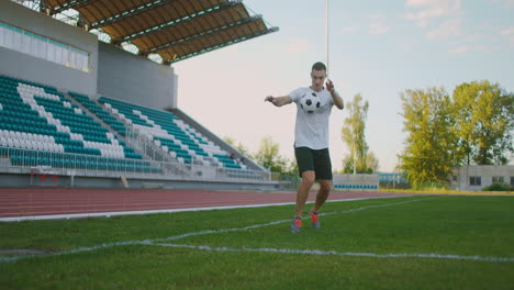 Nahaufnahme-In-Zeitlupe-Beim-Treten-Eines-Fußballs-In-Sportschuhen